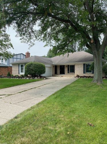 2742 Powderhorn Ridge Rd, Rochester, MI 48309-1338
