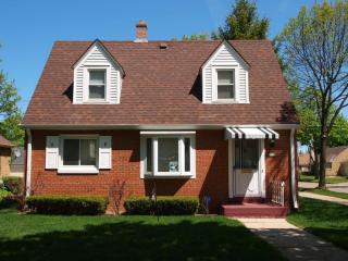 4102 45th St, Milwaukee, WI 53216-1521