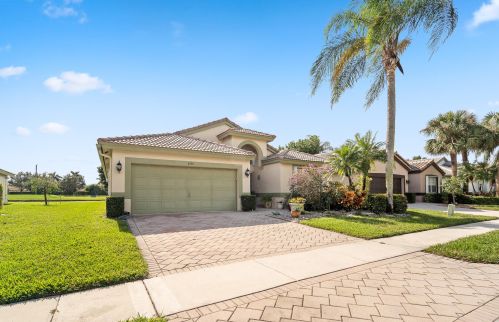 6533 Sun River Rd, Boynton Beach, FL 33437-6027