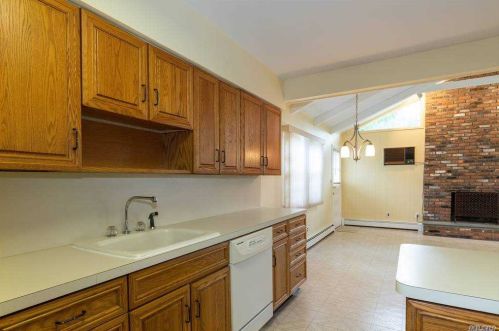 10 Glendale Dr, Huntington Station NY 11747-1237 exterior