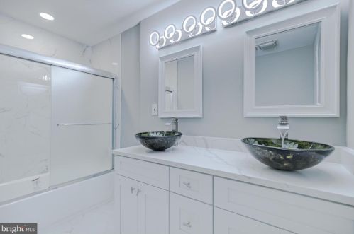 8901 Linton Ln, Alexandria VA 22308-2438 exterior