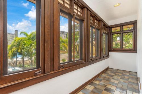 1572 Kalakaua Ave, Honolulu HI  96826-2401 exterior