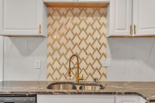 1812 Thomas Ave, Milwaukee WI  53211-4358 exterior