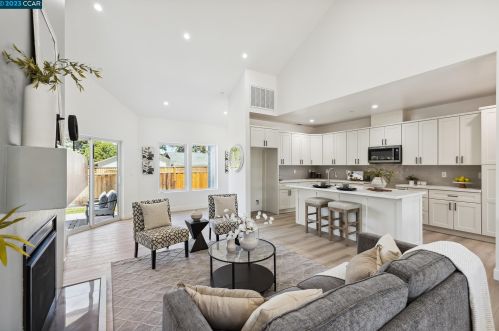 1711 Berrywood Dr, Concord CA 94521-2142 exterior