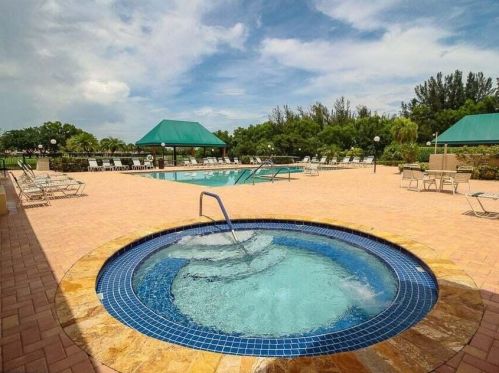 5655 Parkwalk Cir, Boynton Beach FL 33472-2314 exterior