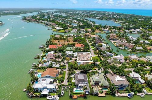 2131 Marina Dr, Naples FL 34102-7627 exterior