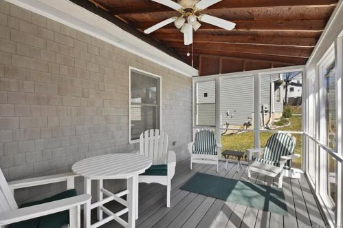 124 Center St, Windsor Locks CT 06096-2708 exterior