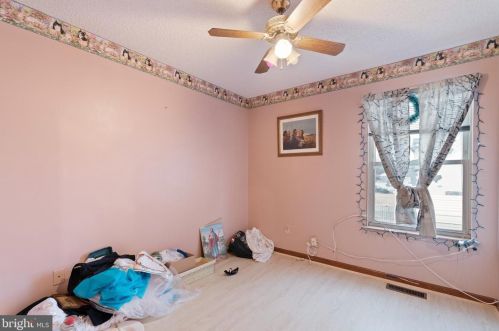 526 Longshore Ave, Philadelphia PA 19111-4424 exterior