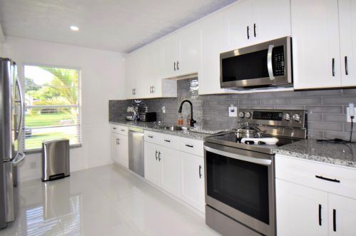 890 Walters Ter, Fort Pierce FL  34983-3987 exterior