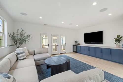 10464 Caribou Way, Tustin CA  92782-1470 exterior