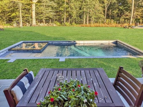 232 Bayberry Ln, Westport CT 06880-4033 exterior