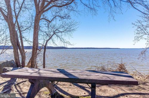 2105 Rampart Dr, Alexandria VA 22308-1537 exterior