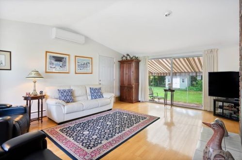 22 Cir Dr, Enfield CT 06082-2712 exterior