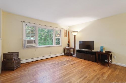 11 Erin Ct, Norwalk CT 06854-3303 exterior