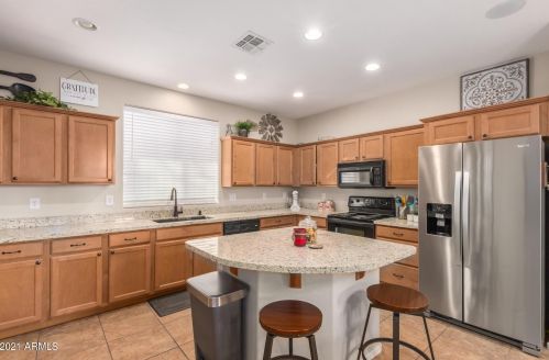 2420 Dusty Wren Dr, Phoenix AZ  85085-7033 exterior