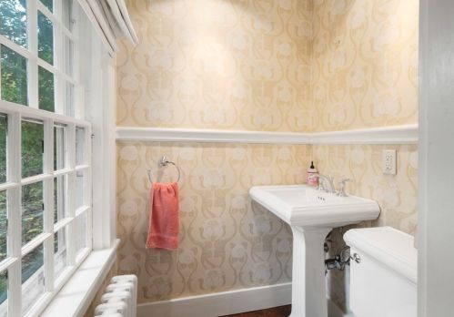 2 Brookshire Rd, Worcester MA 01609-1251 exterior