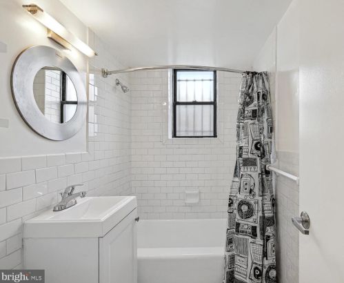 210 Oakwood St, Washington DC  20032-1754 exterior