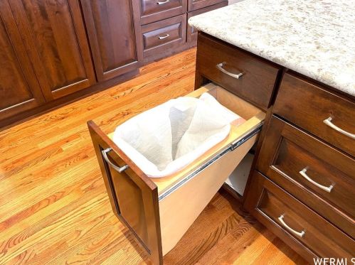 195 Shelly Louise Dr, Sandy UT 84070-4212 exterior