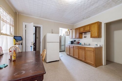 106 Massasoit St, Springfield MA 01107-1723 exterior