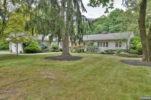 122 Glasgow Ter, Mahwah, NJ 07430-1621