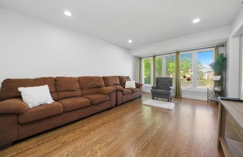 5606 Parkside Ave, Chicago IL 60646-6421 exterior