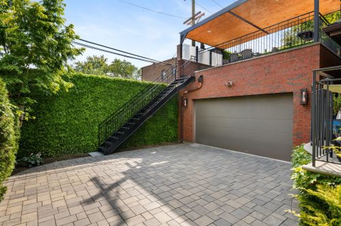 819 Castlewood Ter, Chicago IL  60640-4216 exterior