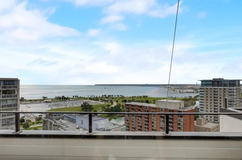 1633 Prospect Ave, Milwaukee WI  53202-2494 exterior