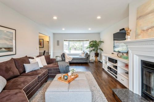 10 Carleton Ave, Briarcliff NY 10510-1723 exterior