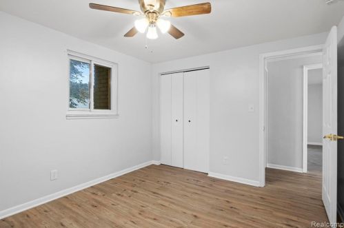 421 Beech Daly St, Dearborn Heights MI  48125-1000 exterior