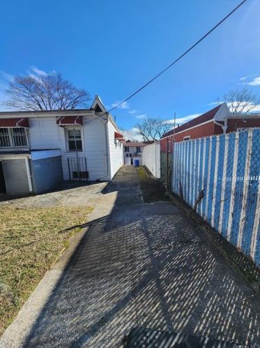 2709 Dewitt Pl, Bronx NY 10469-5558 exterior