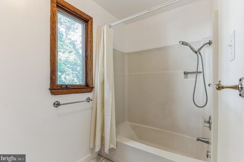 29 Dogwood Ln, Chester PA 19014-1210 exterior