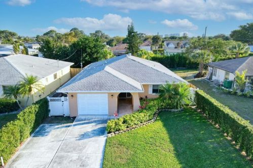 726 97 Ave, Naples FL 34108-2283 exterior