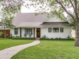 9310 Crestedge Dr, Dallas TX  75238-2521 exterior
