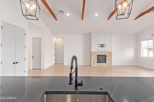 4239 42nd St, Phoenix AZ  85018-4207 exterior