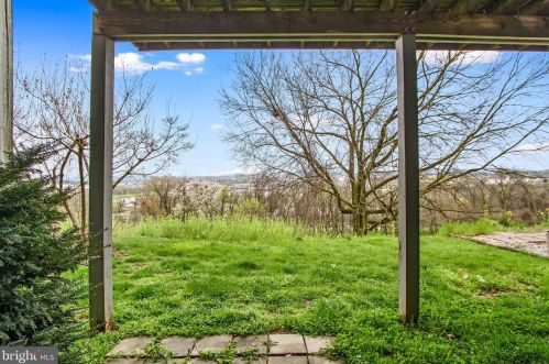 2293 Point Dr, York PA  17406-1946 exterior