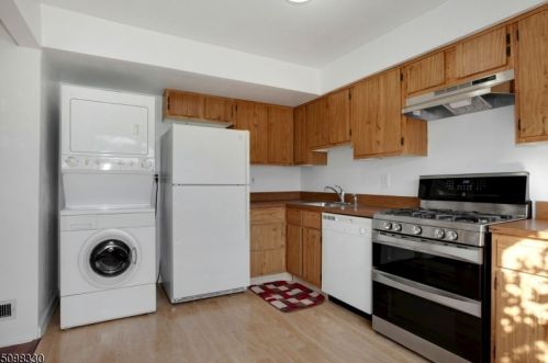 1944 Raspberry Ct, Edison NJ 08817-2744 exterior