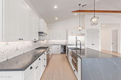 4239 42nd St, Phoenix AZ  85018-4207 exterior