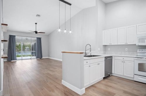 5454 Whitten Dr, Naples FL 34104-5302 exterior