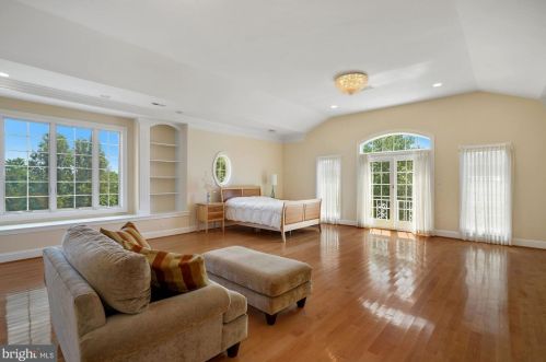 12705 Greenbriar Rd, Rockville MD 20854-6324 exterior