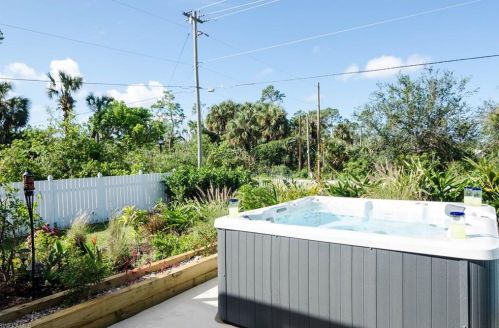 4 Colonial Dr, Naples FL 34112-7317 exterior