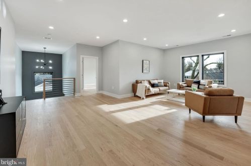 1422 Mayflower Dr, Mc Lean VA 22101-5615 exterior