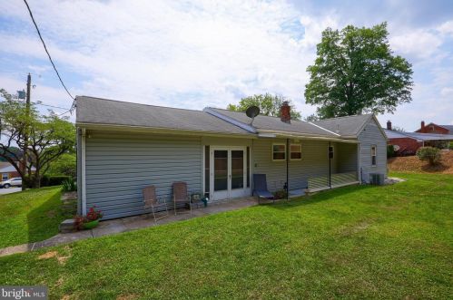 2515 Chestnut Ridge Dr, Lancaster PA  17601-1936 exterior