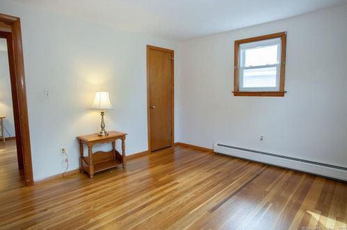 5 Litchfield Dr, Enfield CT 06082-5807 exterior