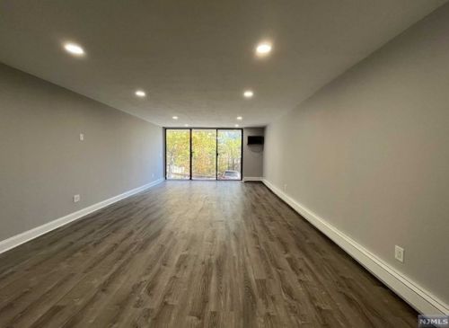 18 Massa Ln, Edgewater NJ exterior