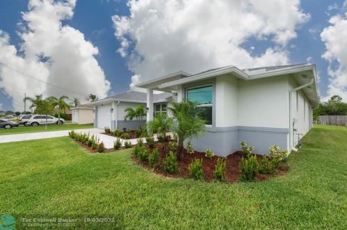 2470 Webster Ln, Fort Pierce FL 34953-5751 exterior