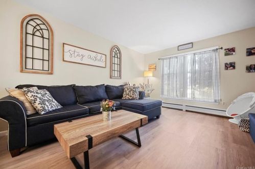 4 Grn Ave, Valley Cottage NY 10989-1807 exterior