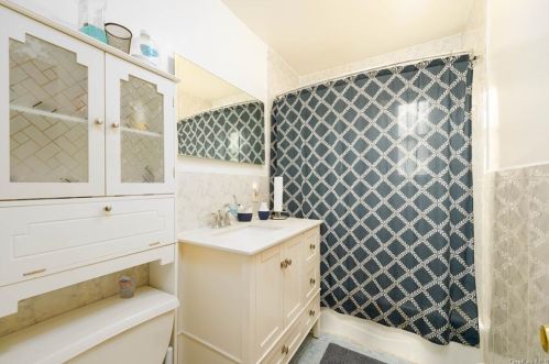 3917 De Reimer Ave, Bronx NY 10466-2128 exterior