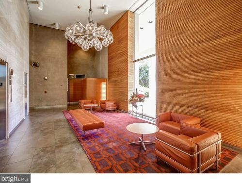 210 Locust St, Philadelphia PA 19106-3945 exterior