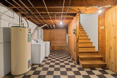 7255 Seneca Ave, Milwaukee WI 53217-3870 exterior