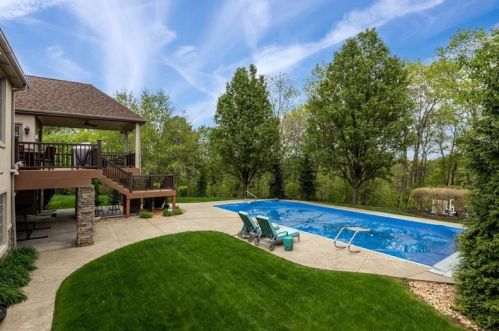 227 Lakeview Dr, Moon Twp, PA 15108-9775